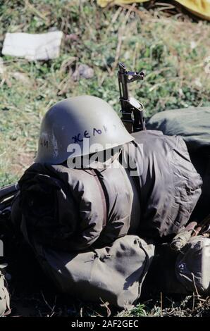 Il 13 agosto 1993 durante la guerra in Bosnia:una BSA (Bosnian-Serb) soldato kit sul monte Bjelašnica. I serbi sono circa per tirare fuori sotto la minaccia da incursioni aeree della NATO. Foto Stock
