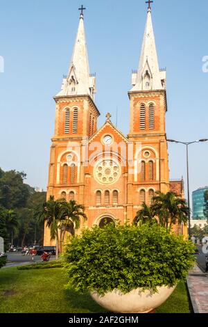 La città di Ho Chi Minh, Vietnam - 29 Ottobre 2013: la Basilica di Notre Dame (cattedrale) a Saigon. Essa fu costruita dai francesi dell'epoca coloniale. Foto Stock