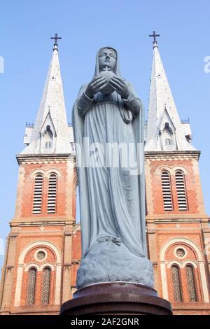 Statua della Vergine Maria al di fuori della Basilica di Notre Dame, la città di Ho Chi Minh, Vietnam Foto Stock