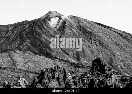 Bianco e Nero Shot del picco più alto dietro a formazioni di rocce laviche su una soleggiata e molto chiaro giorno In El Parco Nazionale del Teide. Aprile 13, 2019. Sant Foto Stock