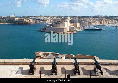 I cannoni a batteria a salve, Upper Barracca Gardens, affacciato sulla Valletta,s Grand Harbour Foto Stock