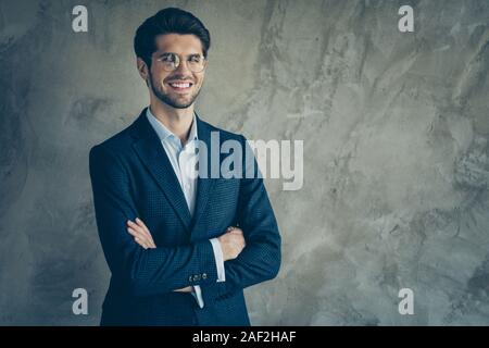 Girato foto positiva di imprenditore esperto in business tendono ad essere ricchi ricchi giovani milionario incredibile ragazzo di classe con le mani incrociate ed elegante di usura Foto Stock