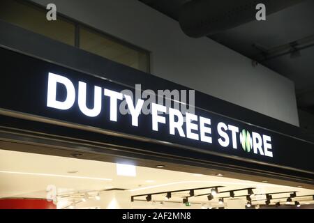 Lisbona, Portogallo. Undicesimo Dec, 2019. Duty free logo del negozio visto a Lisbona Portela Airport. Credito: Sergei Mikhailichenko SOPA/images/ZUMA filo/Alamy Live News Foto Stock