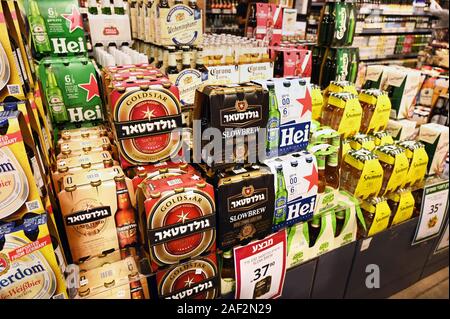 La birra in un supermercato israeliano Foto Stock