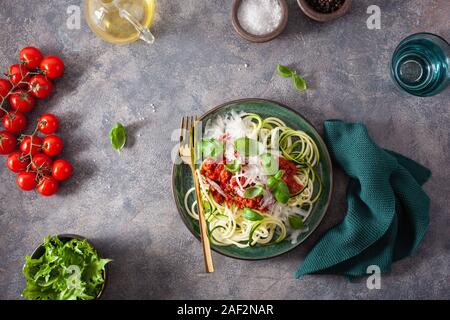 Cheto paleo zoodles bolognese: Zucchine spaghetti con sugo di carne e formaggio parmigiano Foto Stock