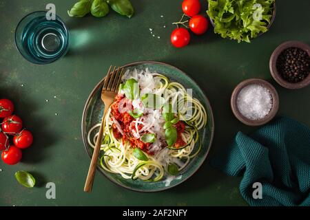 Cheto paleo zoodles bolognese: Zucchine spaghetti con sugo di carne e formaggio parmigiano Foto Stock