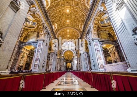 Magnifici interni della Basilica Papale di San Pietro, Basilica di San Pietro Foto Stock