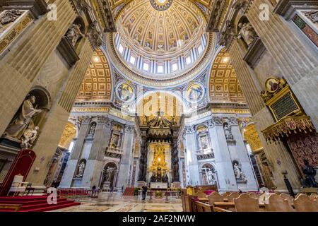 Magnifici interni della Basilica Papale di San Pietro, Basilica di San Pietro Foto Stock