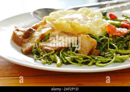 Mescolare acqua fritto minis con croccante di topping uovo sul riso Foto Stock