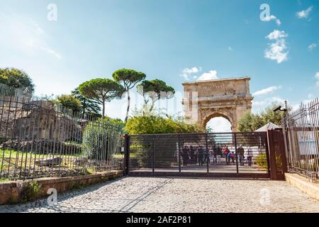 Roma, Italia - 3 Ottobre 2019: gruppo di turisti dietro il punto di iniezione intorno al confine antico arco trionfale dell'Imperatore Tito Foto Stock
