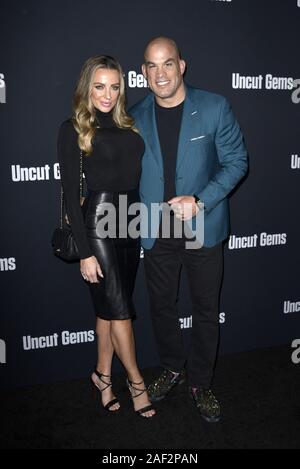 Hollywood, CA. Undicesimo Dec, 2019. Amber Nichole Miller, Tito Ortiz, a Premiere di un24's 'intonso gemme' alla Cupola al Arclight Hollywood in Hollywood, la California il 11 dicembre 2019. Credito: Faye Sadou/media/punzone Alamy Live News Foto Stock