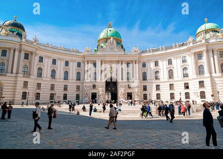 Persone presso il Palazzo di Hofburg sulla Michaelerplatz a Vienna in Austria Foto Stock