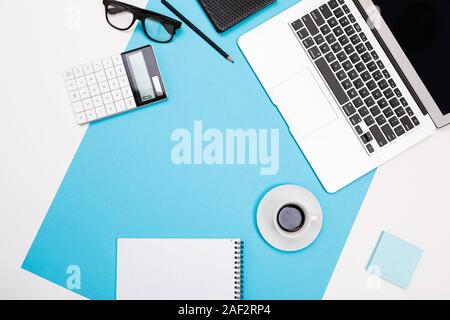 Scuola e forniture per ufficio giacciono ordinatamente su un bianco e lo sfondo blu Foto Stock