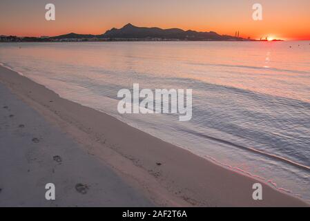 Mattina da spiaggia. Playa de Muro, sunrise sky in background Foto Stock