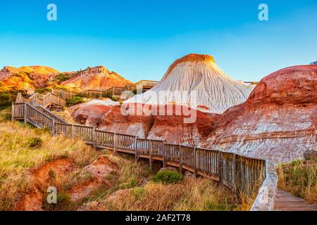 Escursione glaciale percorso a piedi con scale di legno intorno al Hallett Cove Sugarloaf al tramonto, Sud Australia Foto Stock