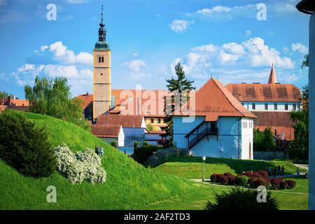 Paesaggio con chiesa francescana di San Giovanni Battista in Varazdin Foto Stock