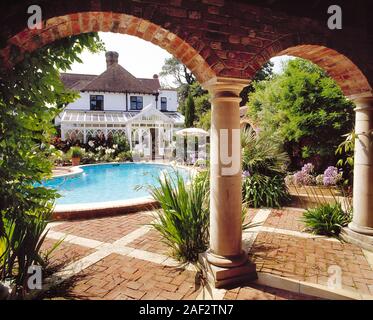 Nelle Isole del Canale. Guernsey. Architettura. La Petite Vallee House con walled garden & piscina all'aperto. Foto Stock