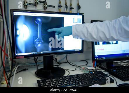 Amburgo, Germania. 12 Dic, 2019. Un ricercatore di base presso il Centro per la medicina sperimentale a UKE (ospedale universitario Eppendorf) mostra un'immagine di ingegneria del tessuto cardiaco (EHT) sul monitor di un computer. La coppia umana artificiale di tessuto cardiaco è di circa Lunga 6 mm e contratti come naturale umano il tessuto del cuore. Poiché questo è un modello umano, gli esperimenti sugli animali sono evitati. Credito: Axel Heimken/dpa/Alamy Live News Foto Stock