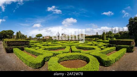 Vista panoramica della Villa Lante, un bellissimo giardino con cascate e fontane e siepi tagliate Foto Stock