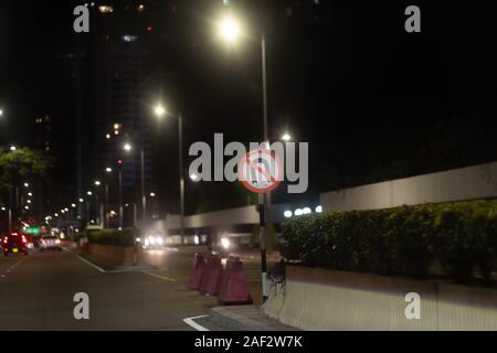 Città di notte n. U-turn segno. Foto Stock