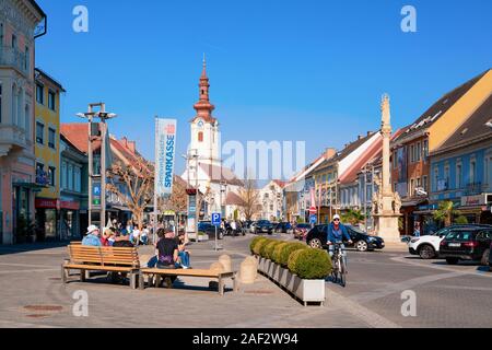 La gente seduta sulle panchine di Leibnitz in Austria Foto Stock