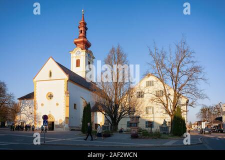 Street con san Giacomo chiesa cattolica di Leibnitz Austria Foto Stock