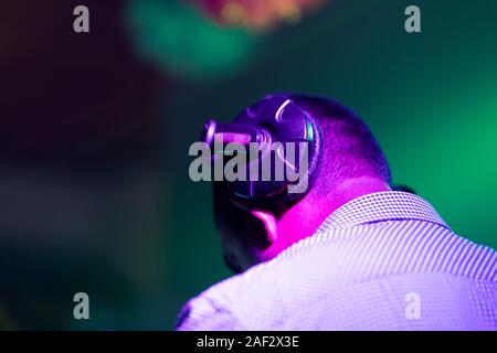 Dj giocare discoteca house electro progressive music in concerto Foto Stock