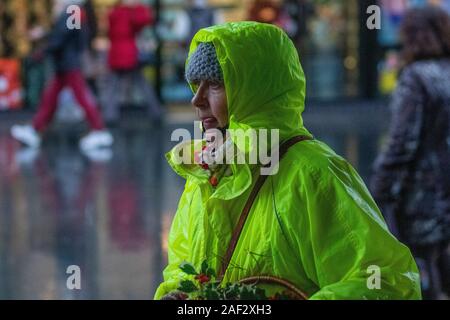 Southport, Merseyside. Meteo per il Regno Unito; 12th dic, 2019. Giornata fredda con pioggia intensa e persistente per gli amanti del Natale nel centro della città. Credit: MediaWorldImages/AlamyLiveNews Foto Stock