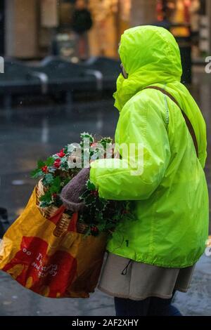 Southport, Merseyside. Meteo per il Regno Unito; 12th dic, 2019. Giornata fredda con pioggia intensa e persistente per gli amanti del Natale nel centro della città. Credit: MediaWorldImages/AlamyLiveNews Foto Stock