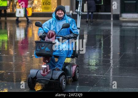 Southport, Merseyside. Regno Unito Meteo; 12 Dic, 2019. Giorno freddo con intenso e persistente pioggia di Natale per gli amanti dello shopping nel centro della città con la prospettiva di una bufera di neve più tardi. Credito: MediaWorldImages/AlamyLiveNews Foto Stock