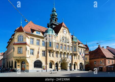 Strada di Ptuj città vecchia con il Municipio in Slovenia Foto Stock