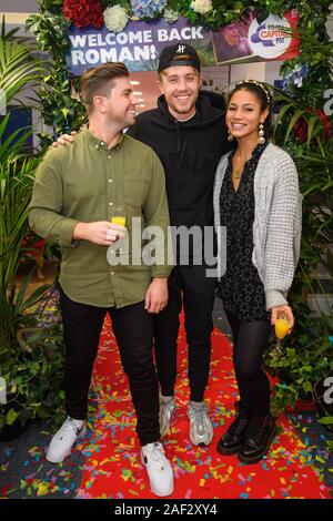 Roman Kemp è accolto da Sonny Jay (sinistra) e Vick Speranza (destra) sul suo primo giorno di capitale prima colazione, dopo essere arrivato terzo nel 'Io sono una celebrità... Get Me Out di qui!" Foto Stock