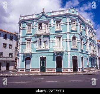 La colorata scena di strada con lo stile coloniale edifici sull'isola di Faial e le isole principali città di Horta in isole Azzorre arcipelago Foto Stock