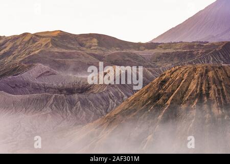 Vista da sopra, splendida vista ravvicinata del Monte Bromo crater e il Monte Batok circondato da nuvole durante il sunrise. Foto Stock