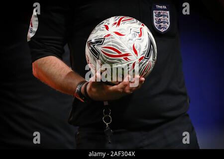 Arbitro porta il Mitre Max Delta, Emirati ufficiale FA Cup Match Ball - Ipswich Town v Coventry City, Emirati FA Cup secondo turno replay, Portman Road, Ipswich, Regno Unito - 10 dicembre 2019 solo uso editoriale - DataCo restrizioni si applicano Foto Stock