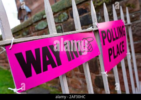 Cartello fuori luogo di polling in Edimburgo, Scozia durante le elezioni generali giornata di polling su 12 Dec 2019, REGNO UNITO Foto Stock