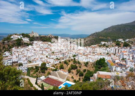 Il villaggio di montagna di Casares nella provincia di Malaga, Spagna Foto Stock