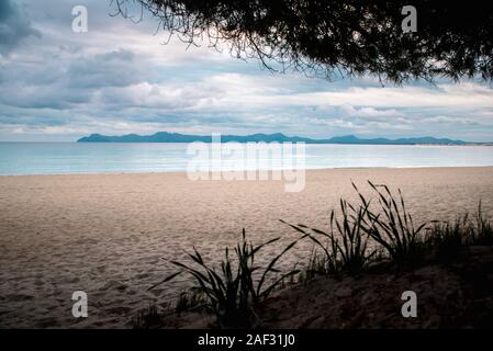 Spiaggia vuota nella mattina nuvoloso. La malinconia foto Foto Stock