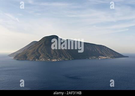 Vulcanica bella isola di Salina Isole Eolie, mare calmo e azzurro cielo nuvoloso sfondo Foto Stock
