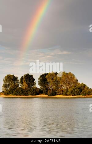 Rainbow nel lago nel nord della Spagna Foto Stock