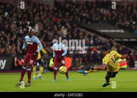 Pierre-Emerick Aubameyang di Arsenal segna un punto per renderlo 3-1 - West Ham United v Arsenal, Premier League, London Stadium, London, Regno Unito - 9 Dicembre 2019 solo uso editoriale - DataCo restrizioni si applicano Foto Stock