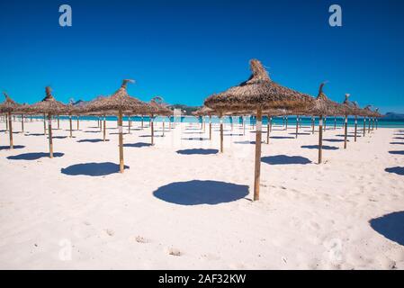 Sotto gli ombrelloni in spiaggia Arenal Playa de Palma. Mallorca, Spagna vacanze estate foto Foto Stock