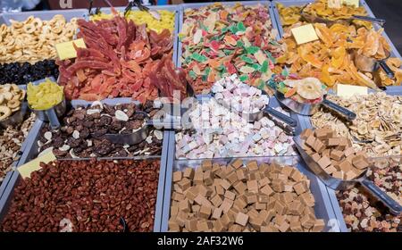 Assortimento di dolci caramelle in rosso marrone giallo e altri colori disponibili sul mercato Foto Stock