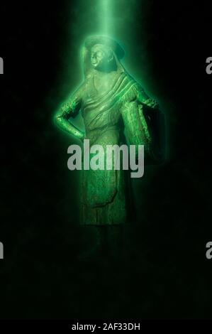 Migliorate digitalmente immagine di una statua in bronzo di una femmina di sale (lavoratore Salineira) affacciato sul canal, Aveiro, Portogallo Foto Stock