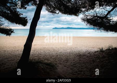 Spiaggia vuota nella mattina nuvoloso. La malinconia foto Foto Stock