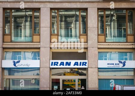 VIENNA, Austria - 6 Novembre 2019: l'Iran Air logo nella parte anteriore del loro ufficio principale di Vienna. È la principale compagnia aerea e la compagnia di bandiera della repubblica islamica Foto Stock