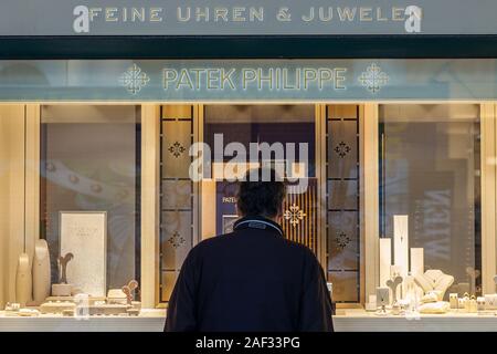 VIENNA, Austria - 6 Novembre 2019: Patek Philippe logo sul loro gioielleria boutique a Vienna. Patek Philippe è un lusso svizzero orologiaio famoso per ch Foto Stock