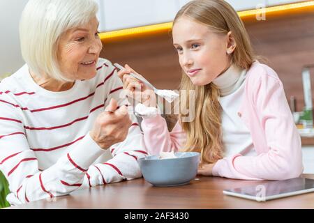 Donna e bambino mangiare deliziosi gelati Foto Stock