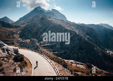 Famoso Sa Calobra strada in Maloorca, Spagna, il luogo preferito per tutti i piloti di moto. Da soli biker sulla parte superiore. Foto Stock