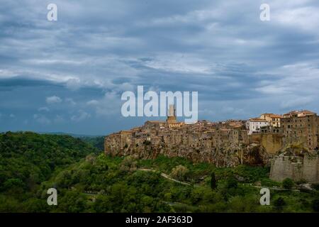 La città medievale si trova su una grossa pietra ridge, scure nuvole temporale nella distanza Foto Stock